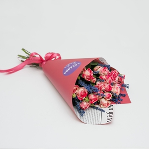 Букет кустовых роз с лавандой