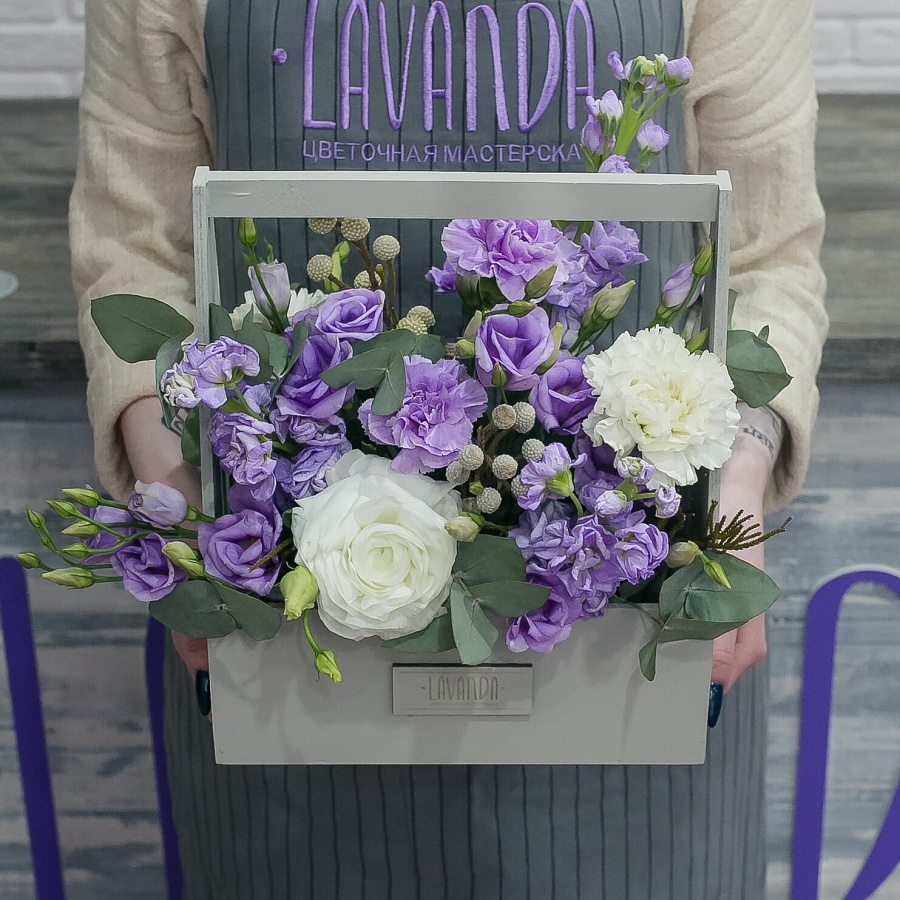 Фиолетовая композиция цветов в сером ящике