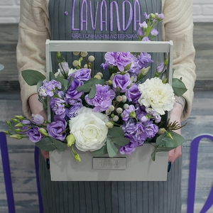 Фиолетовая композиция цветов в сером ящике