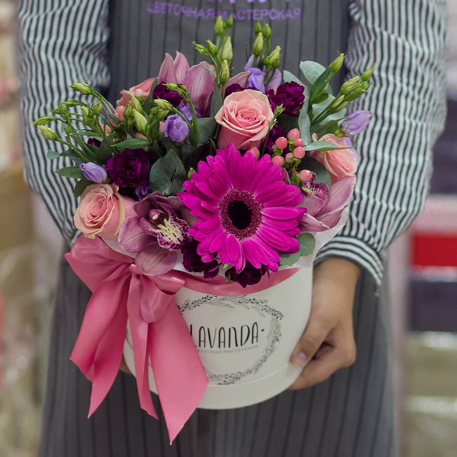 Коробочка ярких цветов с фиолетовой герберой