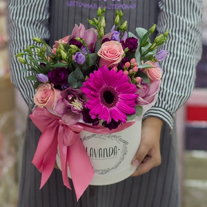 Коробочка ярких цветов с фиолетовой герберой