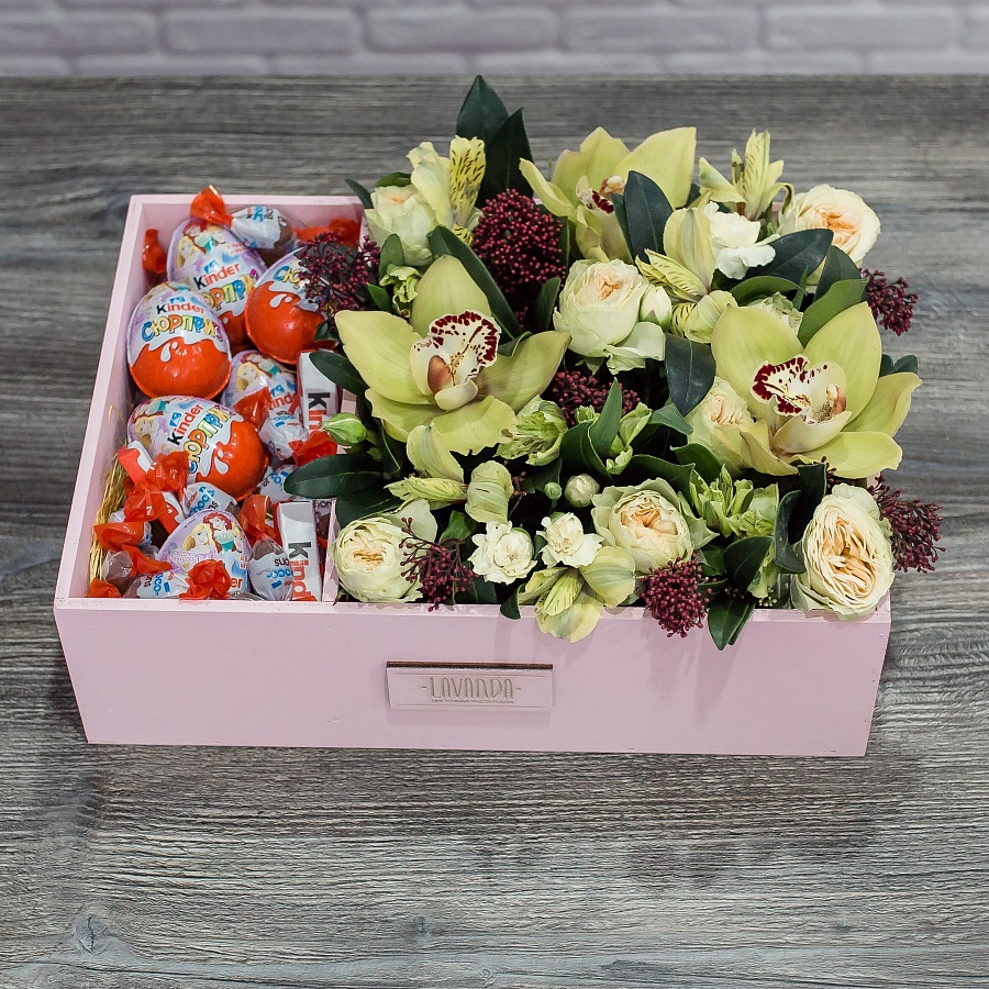 Композиция с орхидеями и киндерами в розовом ящике