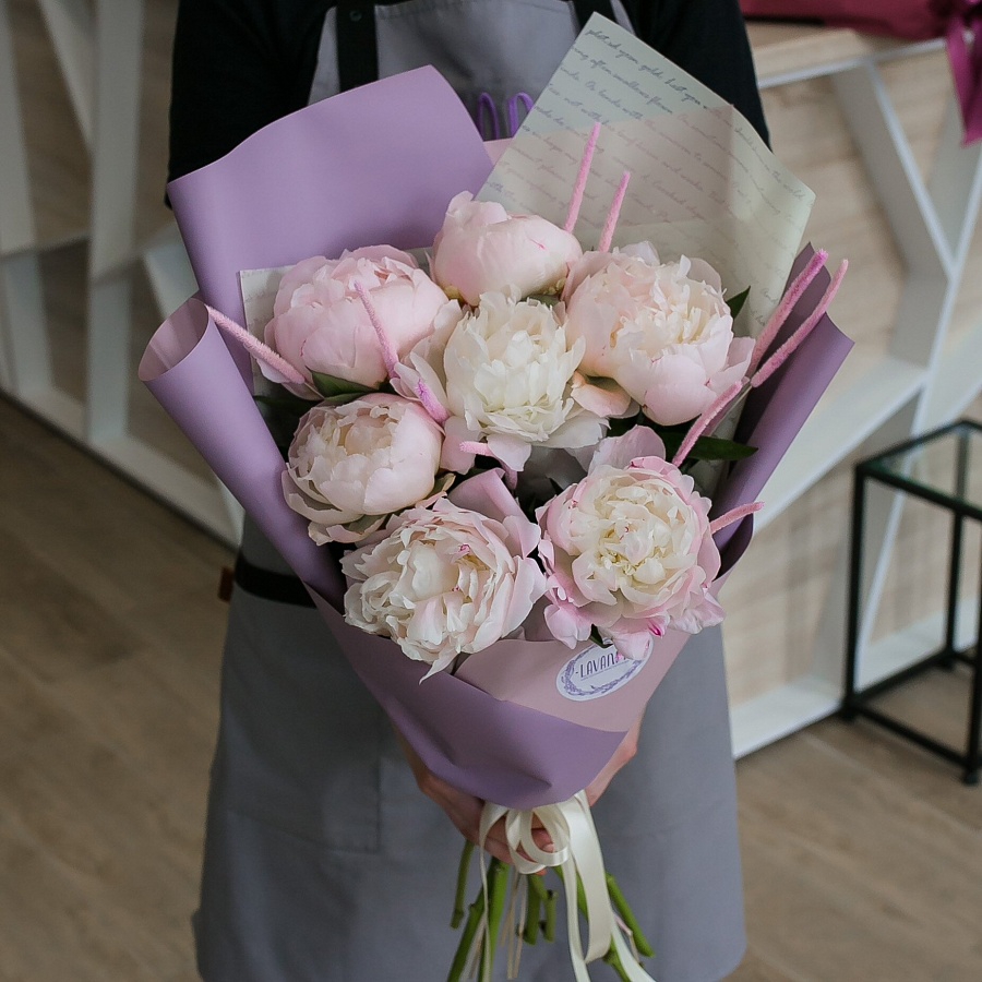 Пионы и розовый флеум в стильном оформлении