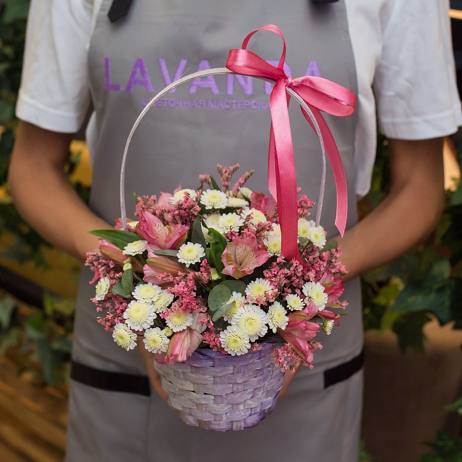 Цветочная корзинка с розовым лимониумом