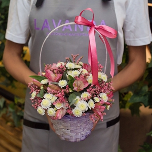 Цветочная корзинка с розовым лимониумом