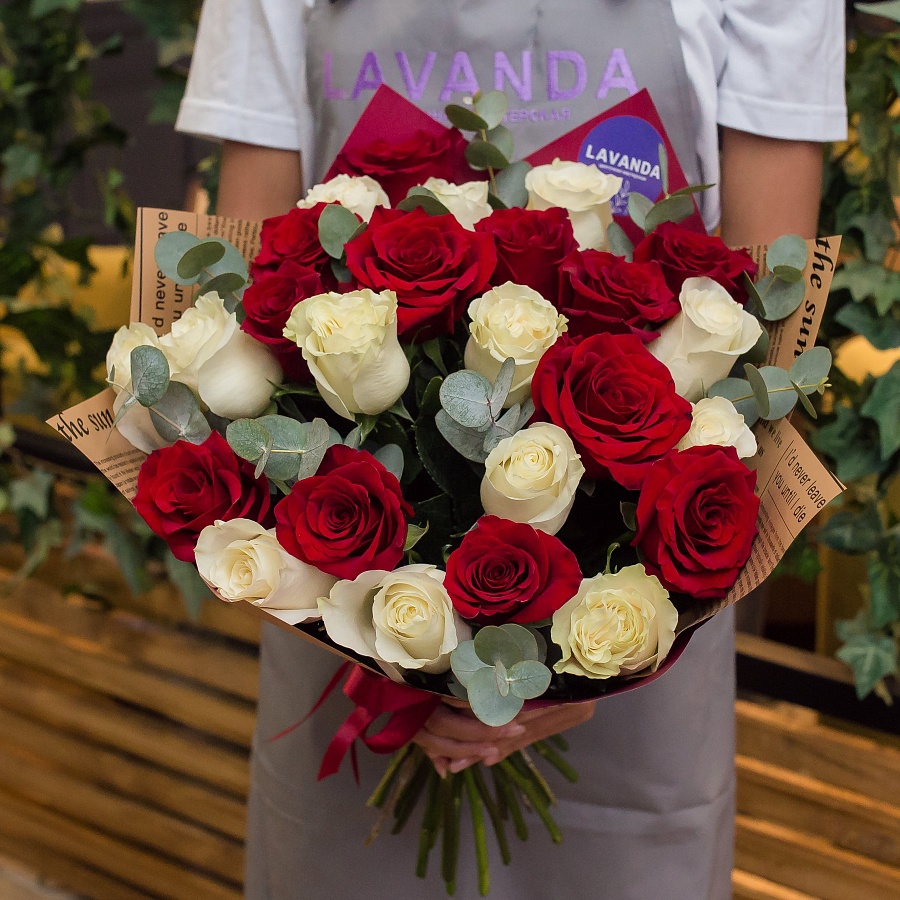 25 Эквадорских роз 50 см. в матовой пленке с эвкалиптом