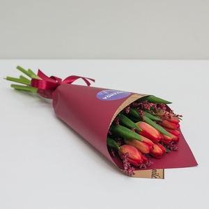 7 красных тюльпанов и лимониум