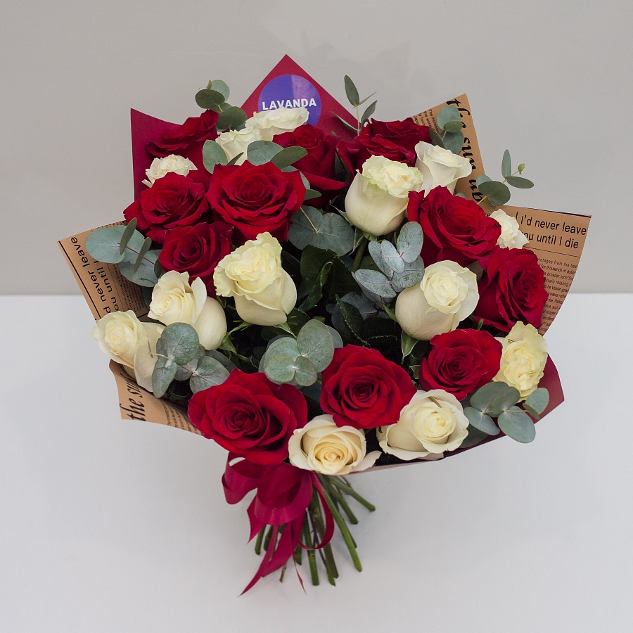 25 Эквадорских роз 50 см. в матовой пленке с эвкалиптом