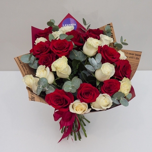 25 Эквадорских роз 50 см. в матовой пленке с эвкалиптом