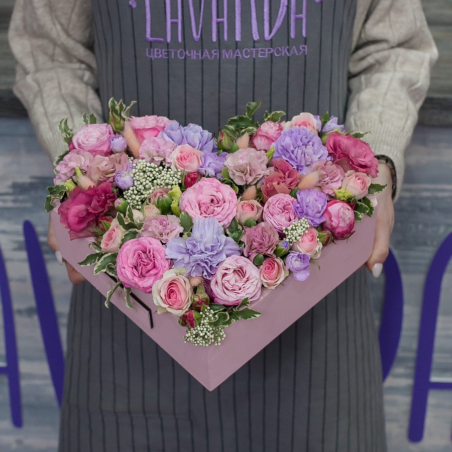 Композиция пионовидных роз с диантусами в форме сердца