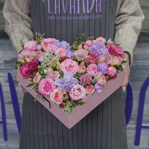 Композиция пионовидных роз с диантусами в форме сердца