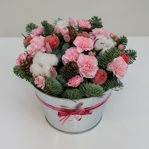 Новогодняя композиция с розовыми диантусами