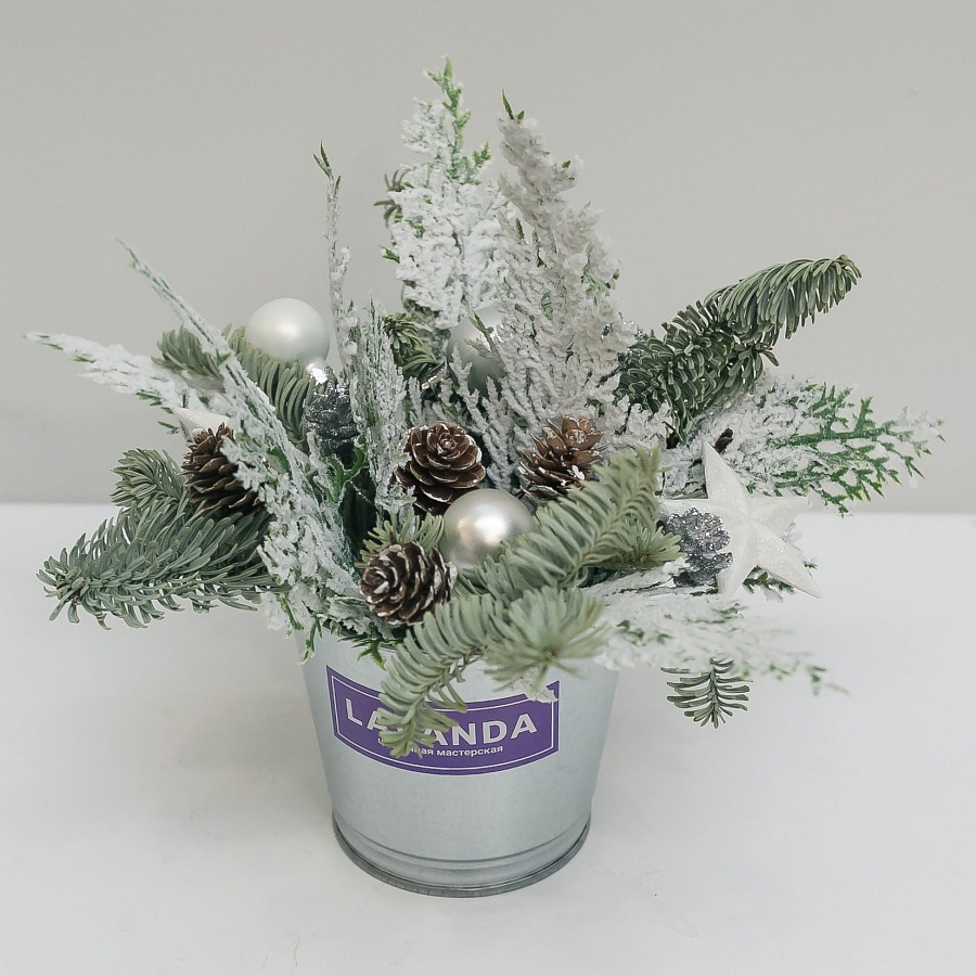 Новогодняя композиция с шишками