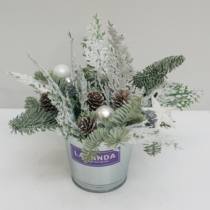 Новогодняя композиция с шишками