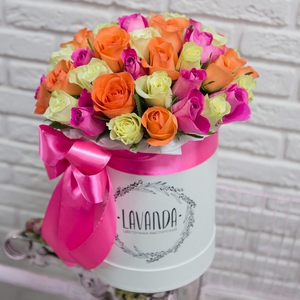 Яркие розы в белой коробке