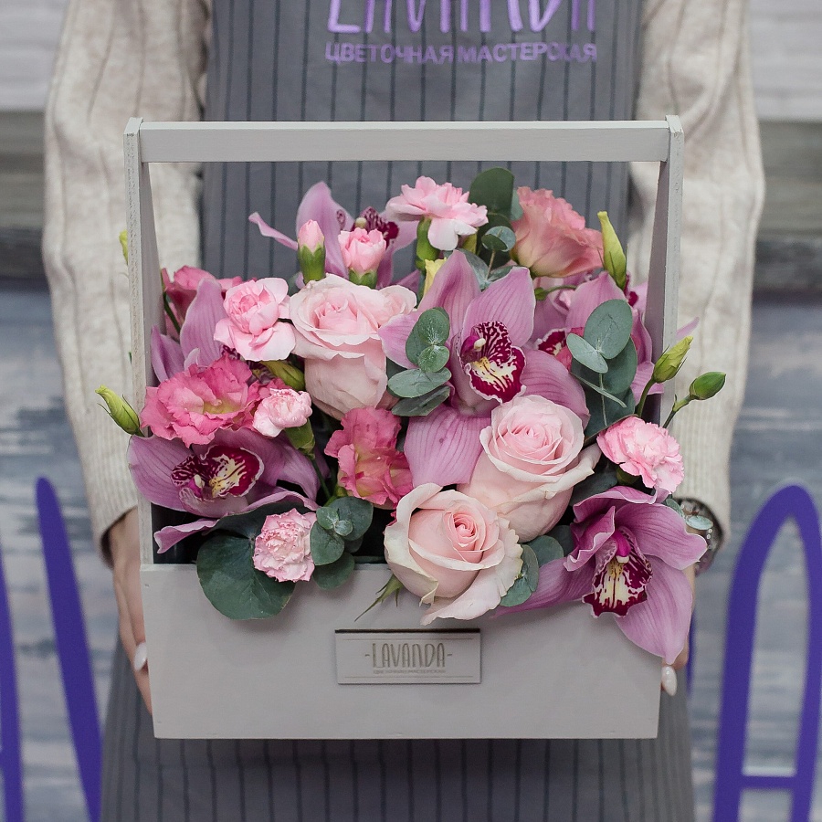Розовая композиция цветов в сером ящике