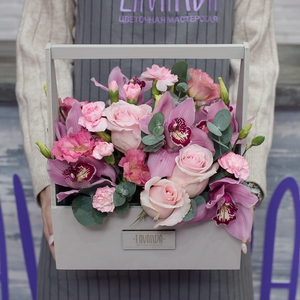 Розовая композиция цветов в сером ящике