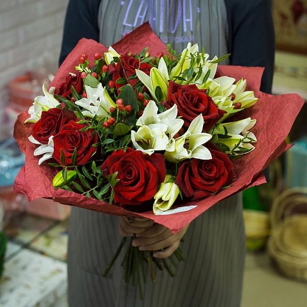 Букет красных роз с белыми лилиями