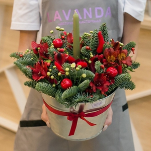 Новогодняя композиция с красными яблочками и свечей