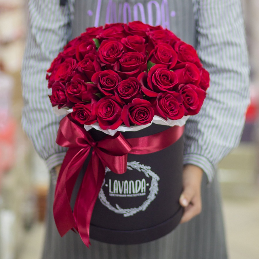 Большая коробка красных роз