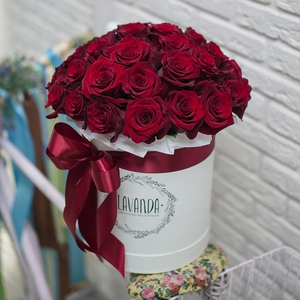 Белая коробка красных роз