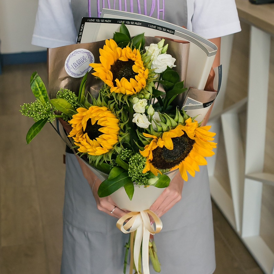 Яркий букет с подсолнухами