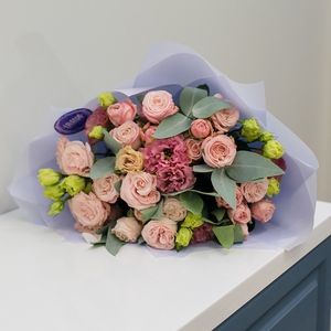 Пионовидные розы с коралловой эустомой