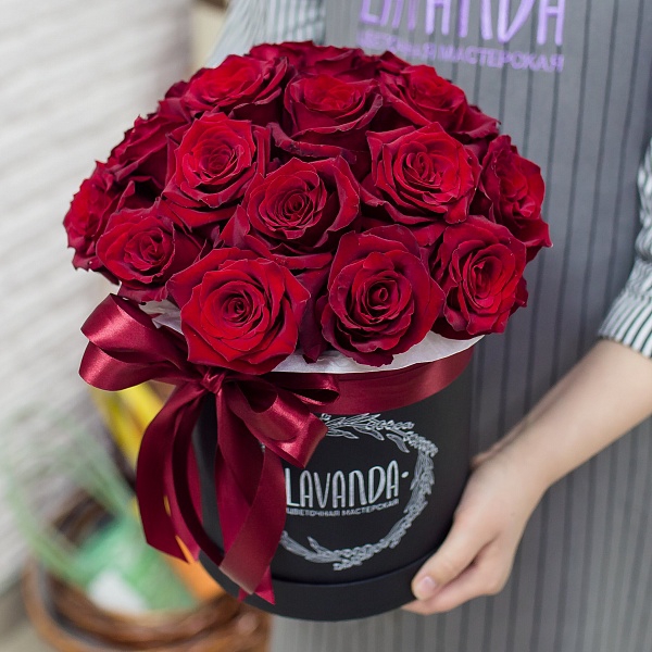 Коробочка красных роз