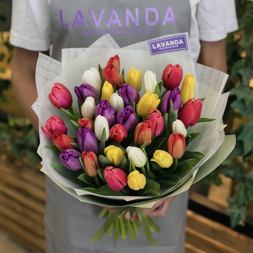 35 ярких тюльпанов в стильной пленке