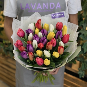 35 ярких тюльпанов в стильной пленке