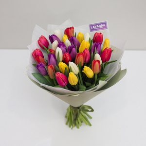 35 ярких тюльпанов в стильной пленке