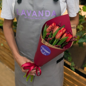 7 красных тюльпанов и лимониум