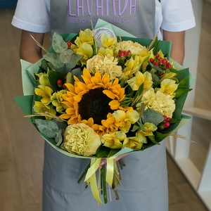 Осенний букет с солнечным подсолнухом