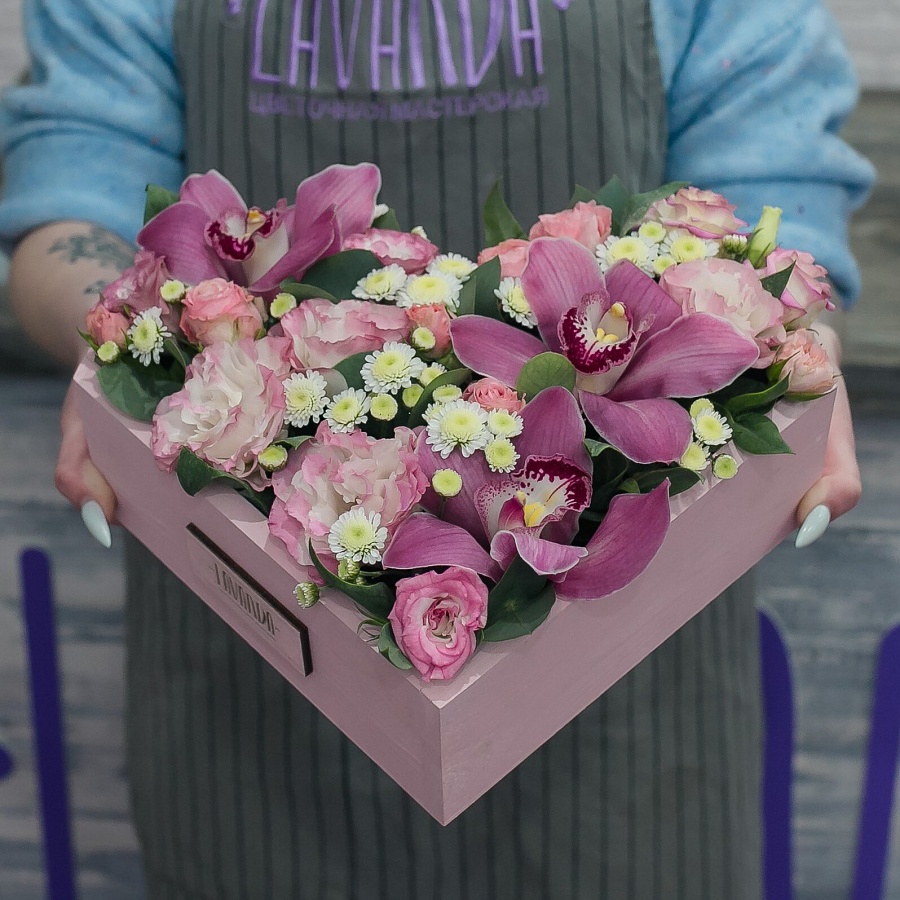 Розовая композиция в ящике с орхидеями