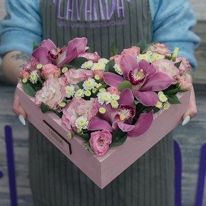 Розовая композиция в ящике с орхидеями