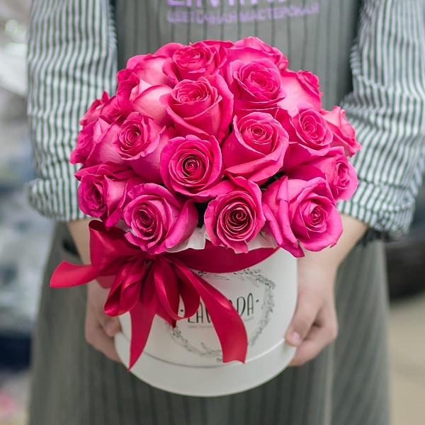 Коробочка ярких розовых роз