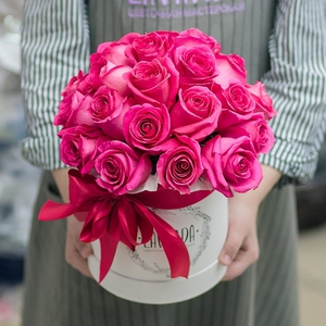 Коробочка ярких розовых роз