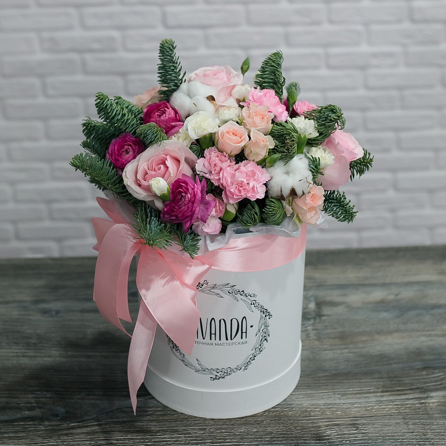 Зимняя коробочка розочек, диантусов и хлопка с нобилисом