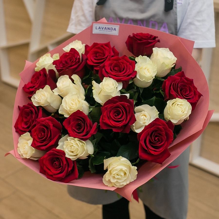 Букет больших красных и белых роз