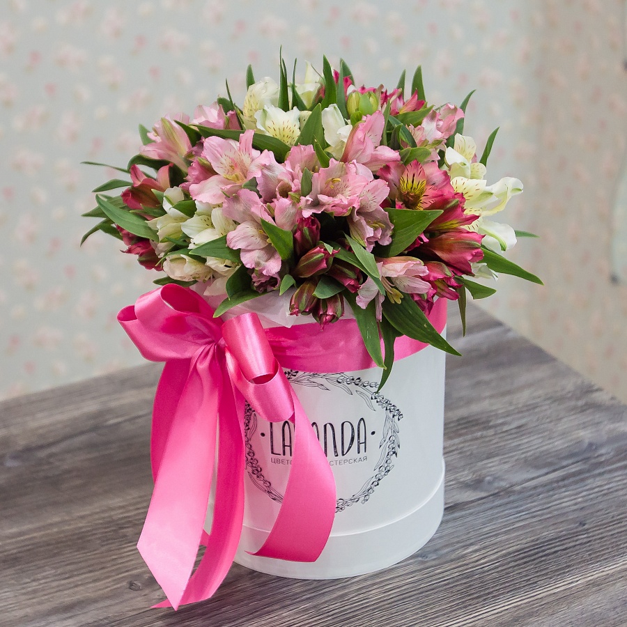 Коробочка ярких альстромерий