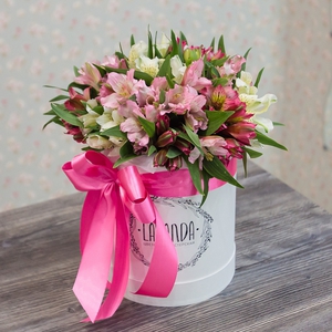 Коробочка ярких альстромерий