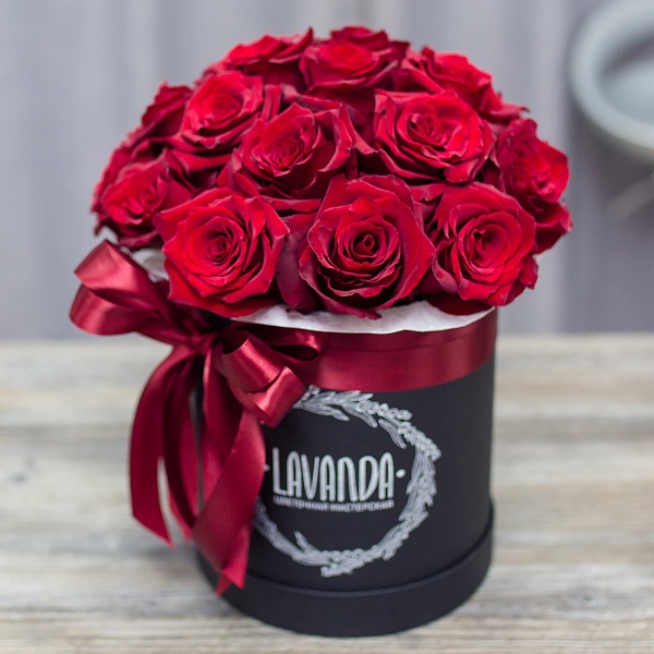 Коробочка красных роз