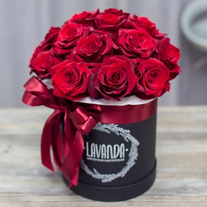 Коробочка красных роз