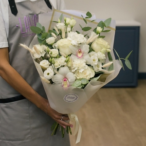 Белоснежное облако орхидей и эустом с диантусами