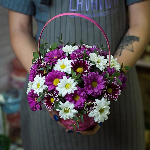 Цветочная корзинка ромашковых хризантем
