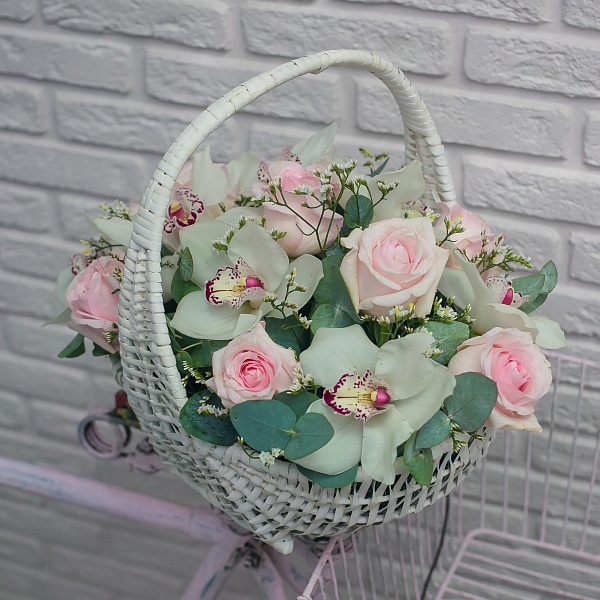 Цветочная корзина с белыми орхидеями