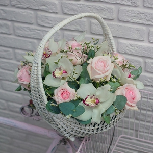 Цветочная корзина с белыми орхидеями