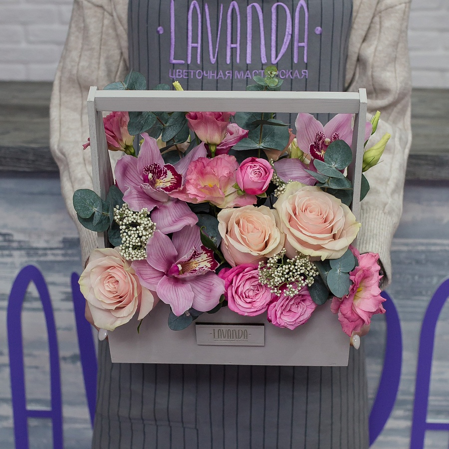 Композиция роз и орхидей с озотамнусом в ящике