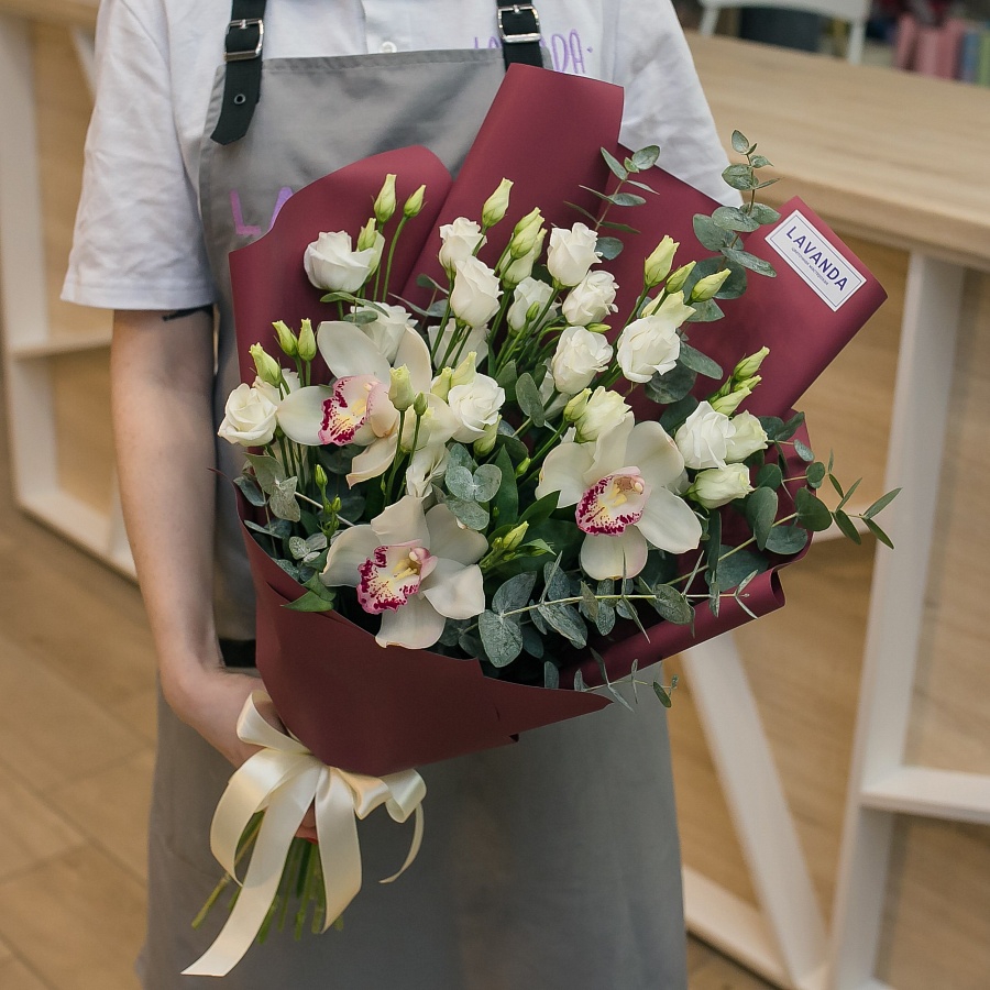 Букет белых орхидей и эустомы с эвкалиптом