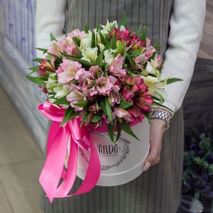 Коробочка ярких альстромерий